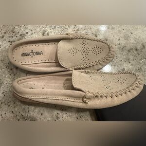 Minnetonka Light Tan Leather Suede Moccasins